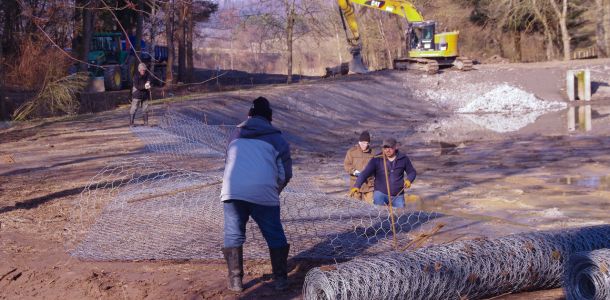 20220307 froschweiher einbringen biberschutzdraht 13 ec021b64