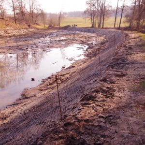 20220307 froschweiher einbringen biberschutzdraht 23 6504f689
