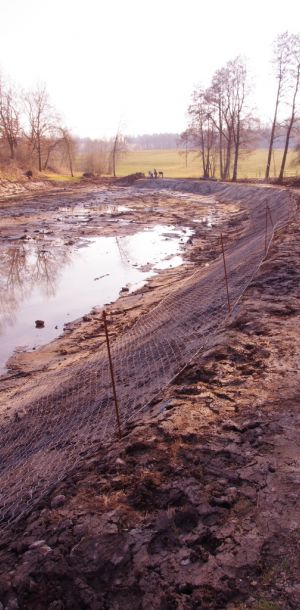 20220307 froschweiher einbringen biberschutzdraht 23 6504f689