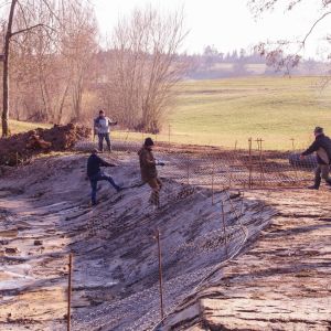 20220307 froschweiher einbringen biberschutzdraht 32 13a34651
