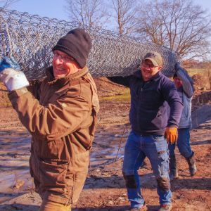 20220307 froschweiher einbringen biberschutzdraht 38 0ffcef1a