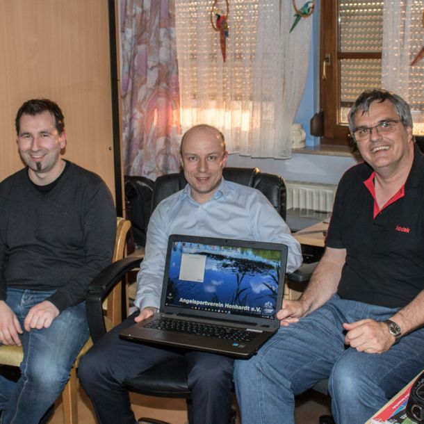 20160414 uebergabe vereinslaptops schriftfuehrer kassier 5 5b34f7c2