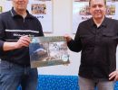 Überreichung Naturkalender 2023  v.l. Klaus Gronbach, Matthias Fleck