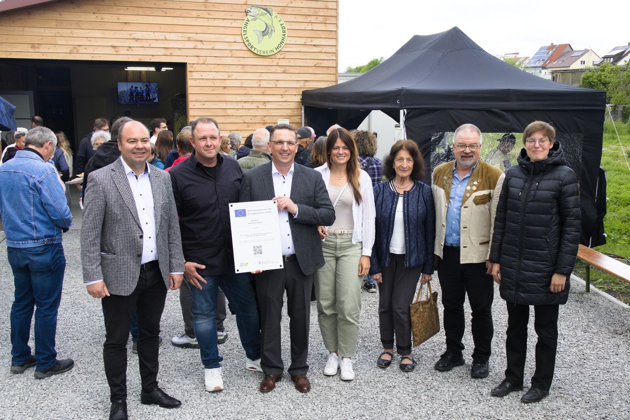 Foto von links nach rechts: Bürgermeister Jörg Schmidt, 2. Vorsitzender ASV Honhardt e.V. Sascha Berndt, 1. Vorsitzender ASV Honhardt e.V. Markus Staiger, Karolin Madlinger („LEADER Jagstregion“), Gerlinde Michelfelder (Vorstand Bürgerschaftliche Regionalentwicklung Jagstregion e.V., Beisitzerin), LFVBW Kreisvorsitzender Schwäbisch Hall Egbert Seitz und Pfarrerin Katharina Hermann (Evangelische Kirchengemeinde Honhardt).